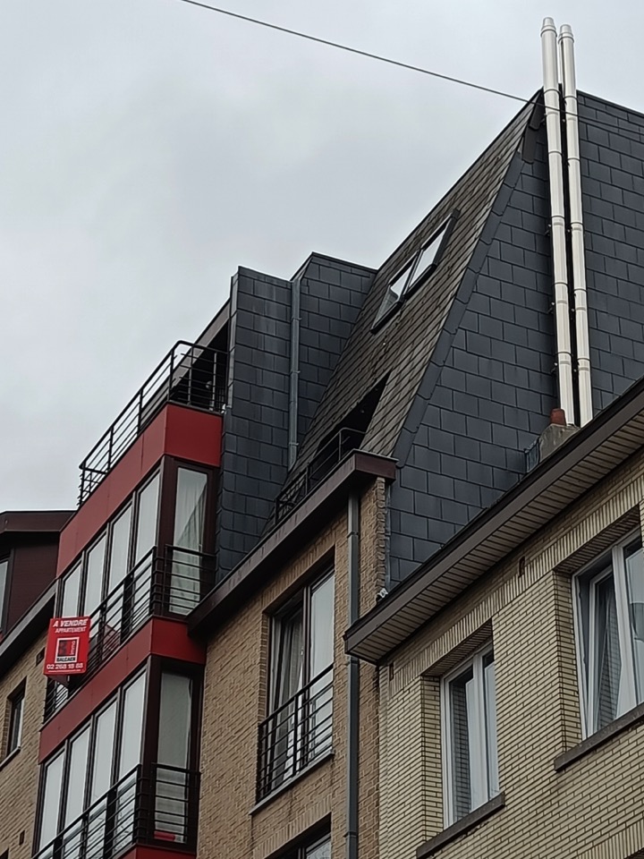 détail de la façade modifiée avec terrasse tropézienne