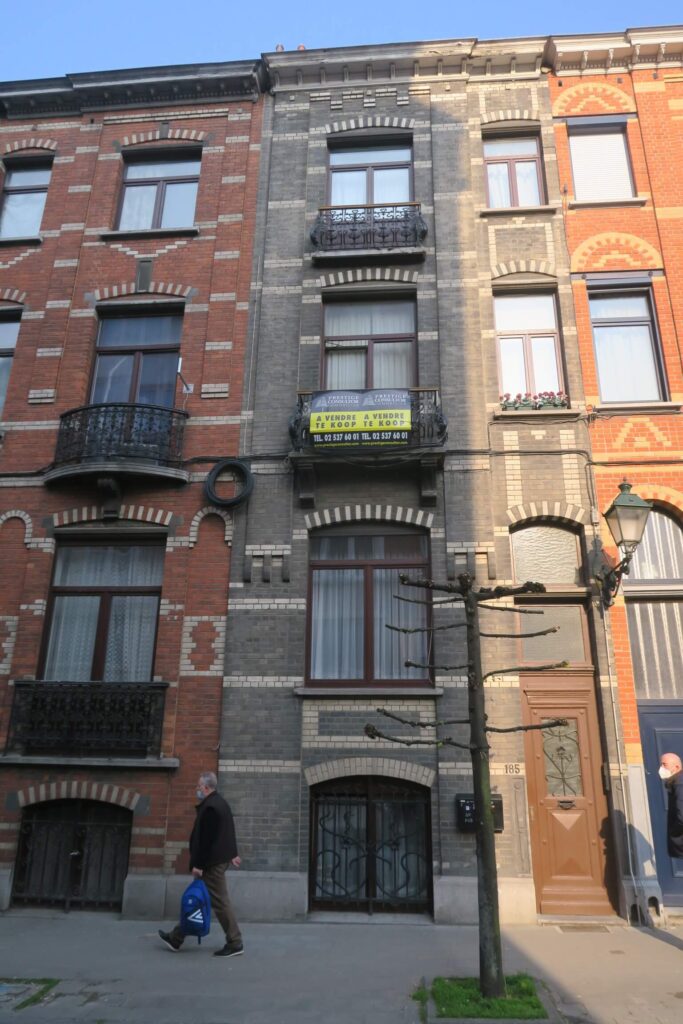 façade d’une maison divisée en deux logements située à anderlecht avec jeux de briques et corniche moulurée