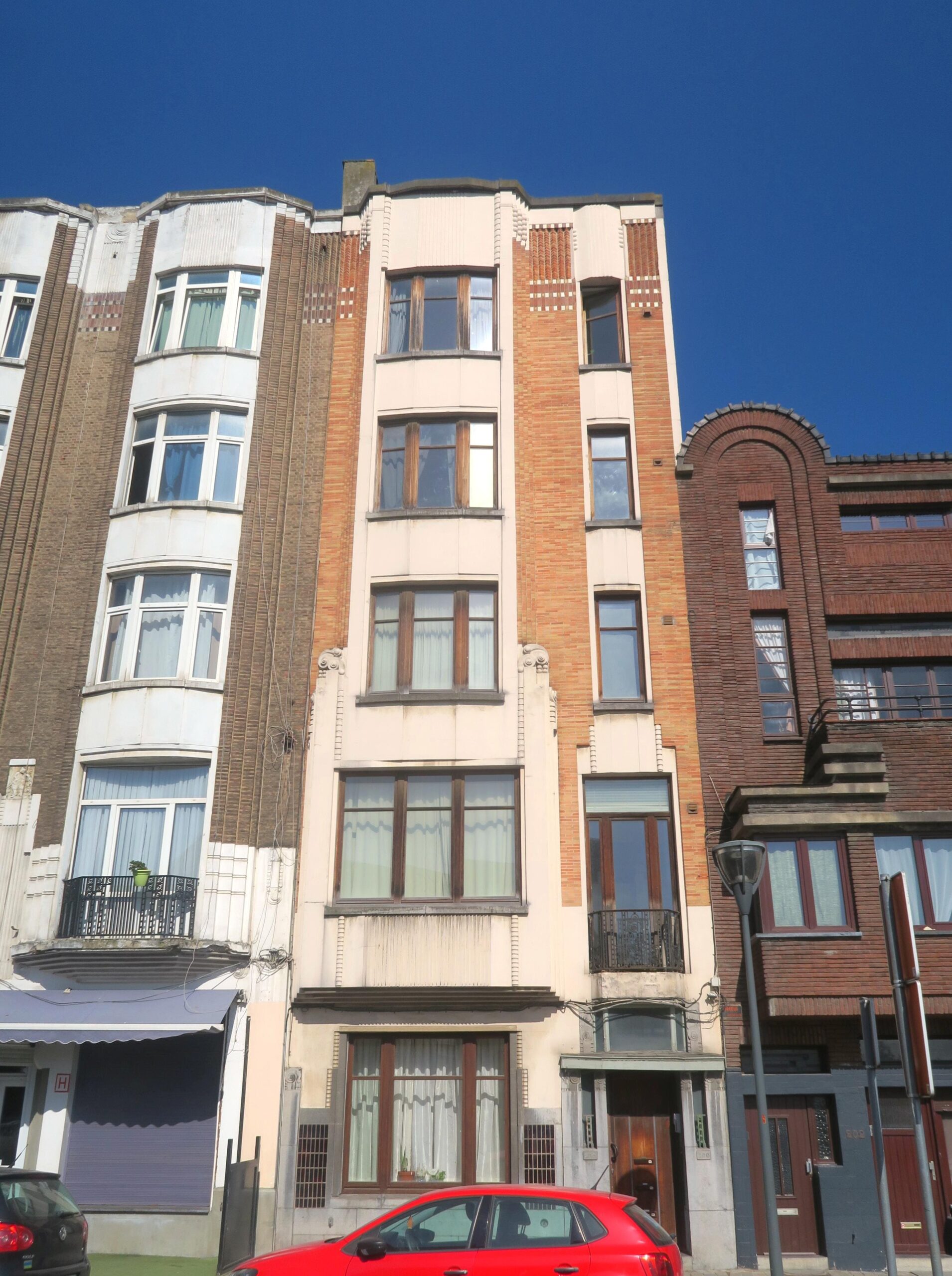 Façade de l'immeuble à Molenbeek-Saint-Jean qui a été régularisé grâce à VMAR Architectes à Bruxelles (régularisation simplifiée)