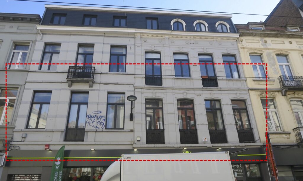 facade à rue avec vue du 1er étage où se situent les logements irréguliers