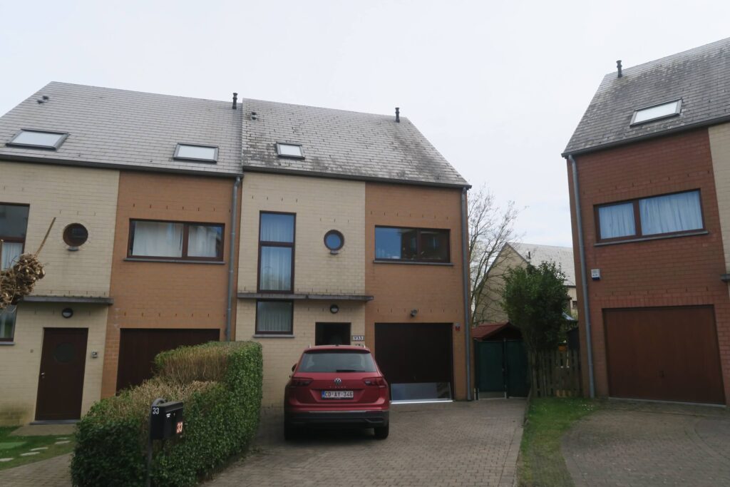 maison située à jette dans un lotissement