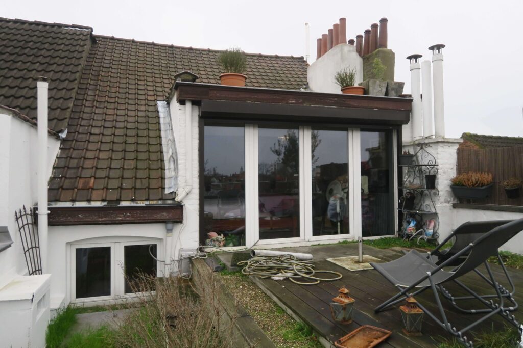 lucarne en bois avec terrasse sur toiture plae d’un immeuble