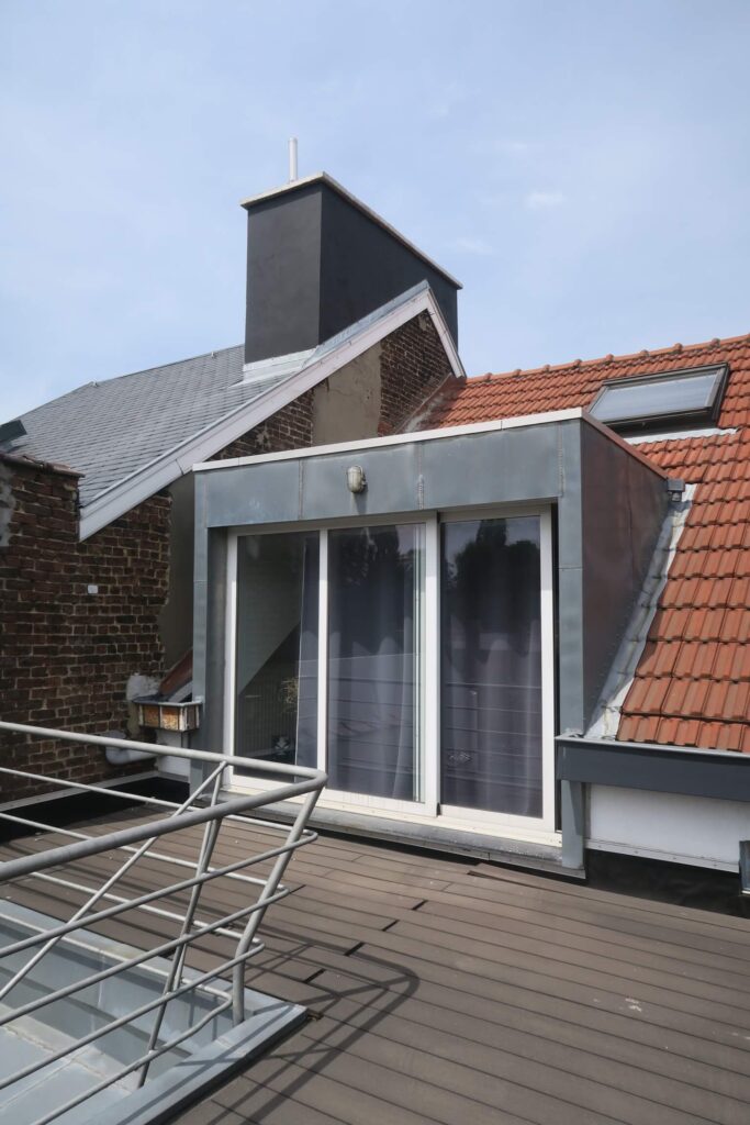 vue de la lucarne prise depuis la terrasse qui est installée sur la toiture plate