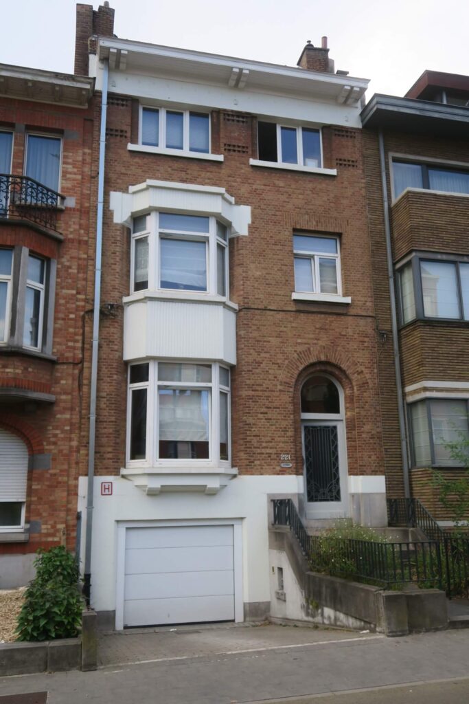 facade avec bow-window munis de châssis en pvc. Dans le cadre d'une régularisation d'un remplacement de chassis.