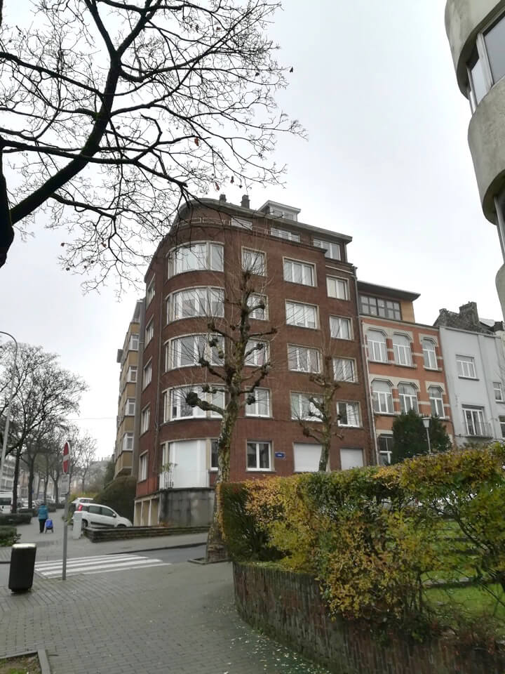 mmeuble de coin situé à l’angle de l’avenue coghen à uccle