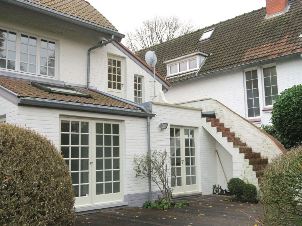 vue de l'escalier menant à la terrasse aménagée sur la toiture plate d'une annexe en briques