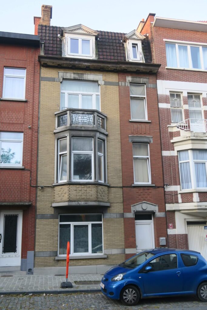 Vue de l’immeuble en infraction urbanistique à Schaerbeek. Nous avons procédé à la régularisation du duplex.