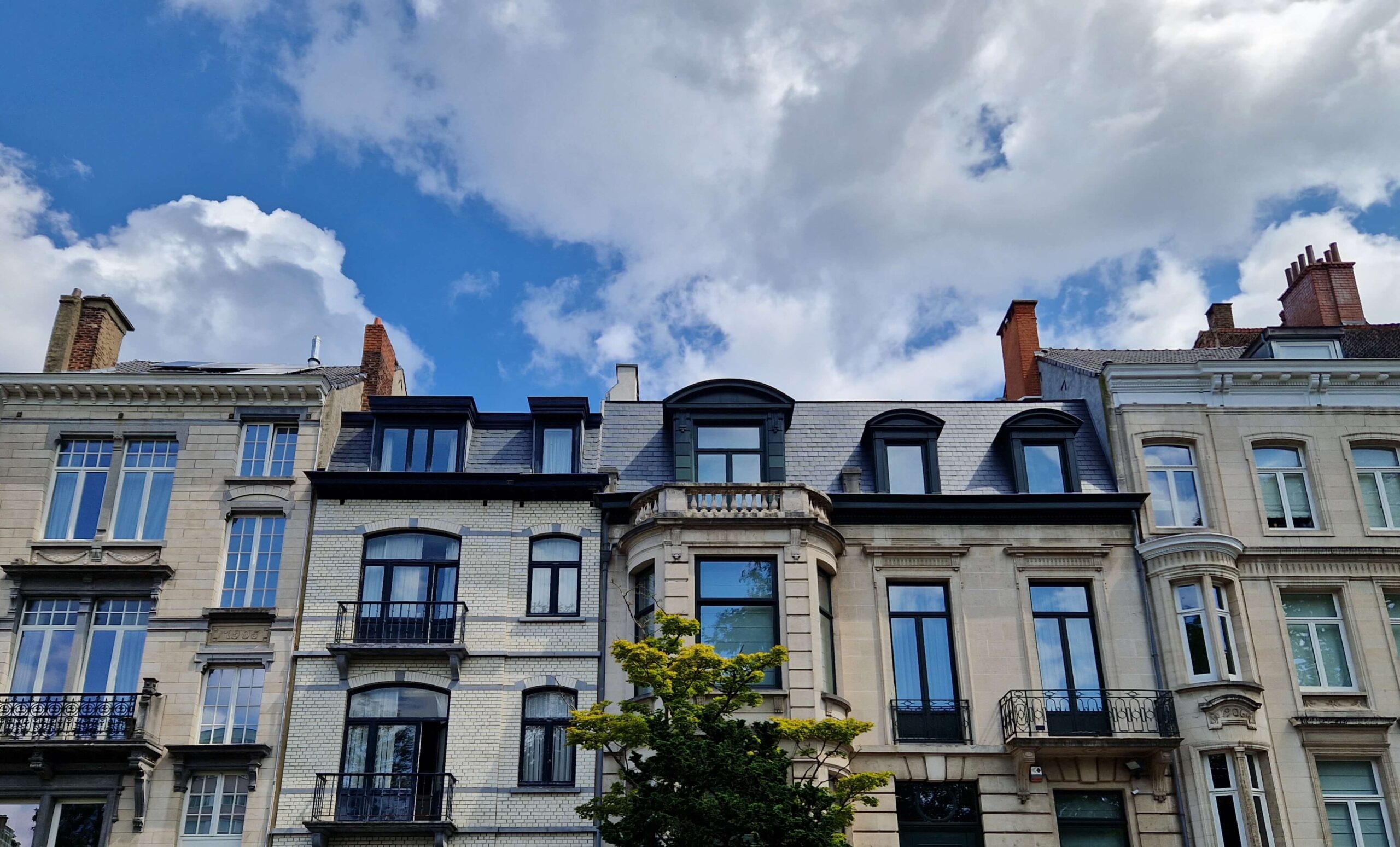 façade avant de plusieurs immeubles bruxellois. VMAR vous accompagne pour obtenir votre permis d'urbanisme à Bruxelles.