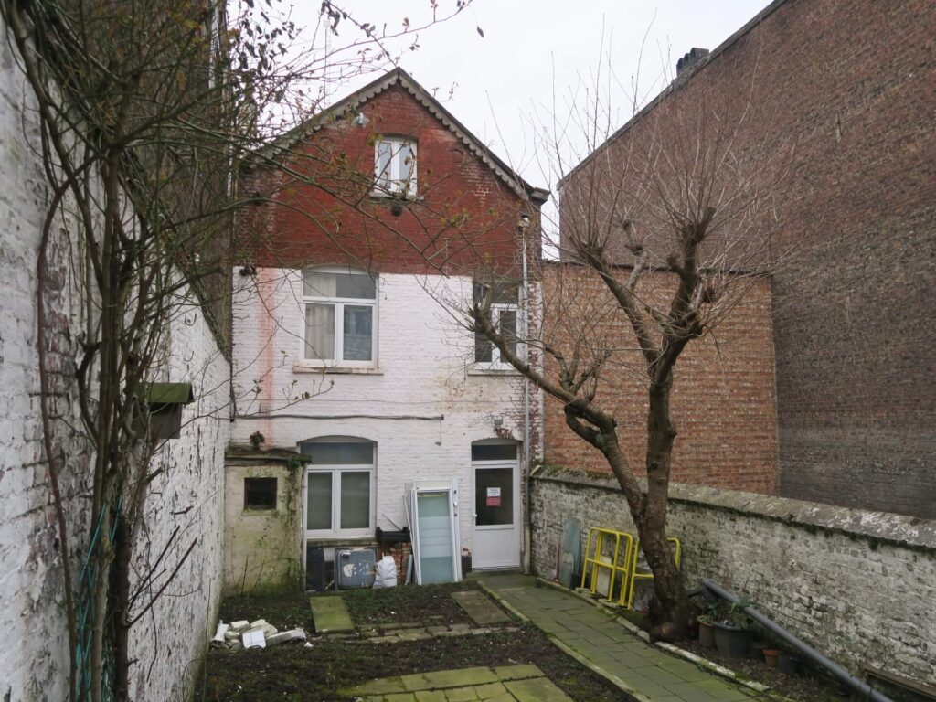 bâtiment en infraction urbanistique régularisé par VMAR Architectes.