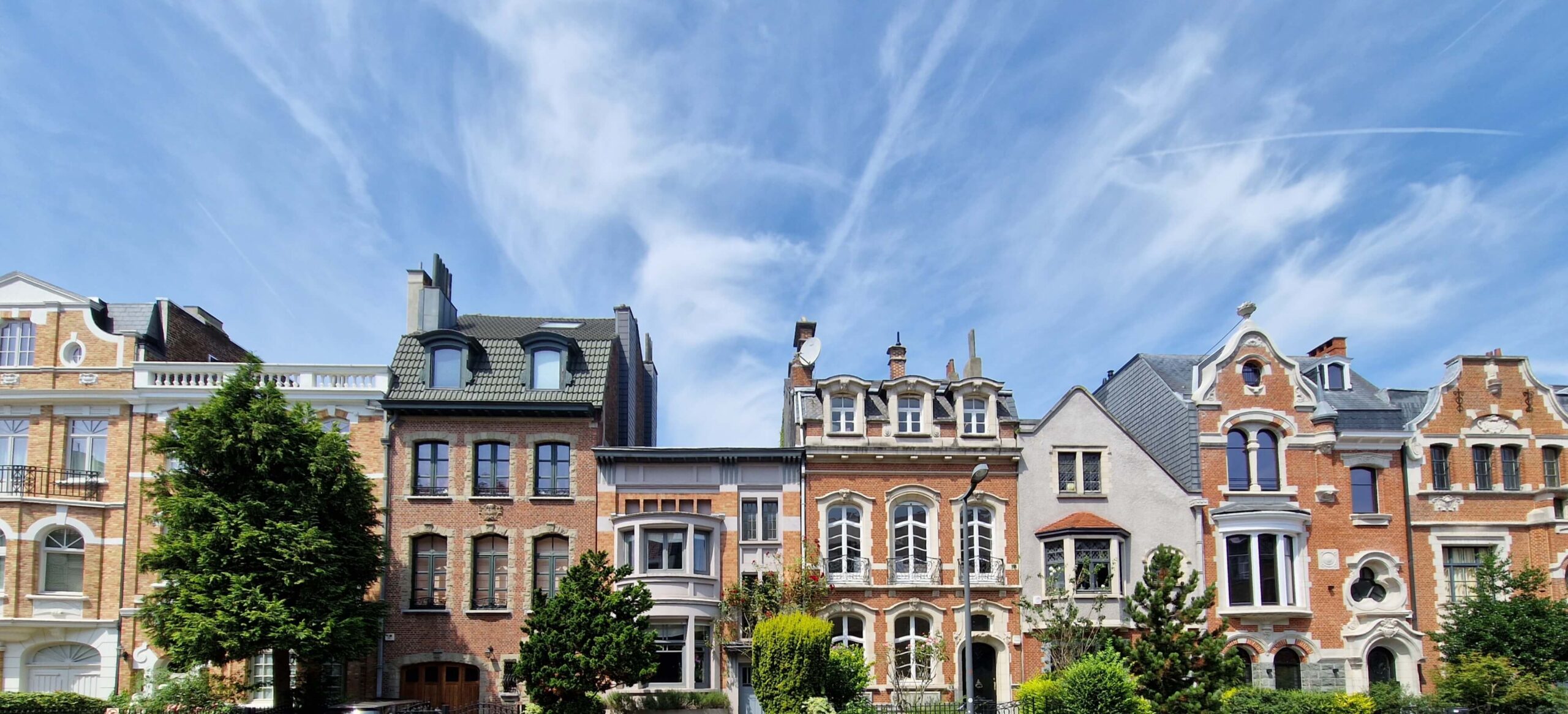 Photo de plusieurs maisons à ixelles de différents styles architecturaux. VMAR, architecte en régularisation à Bruxelles.