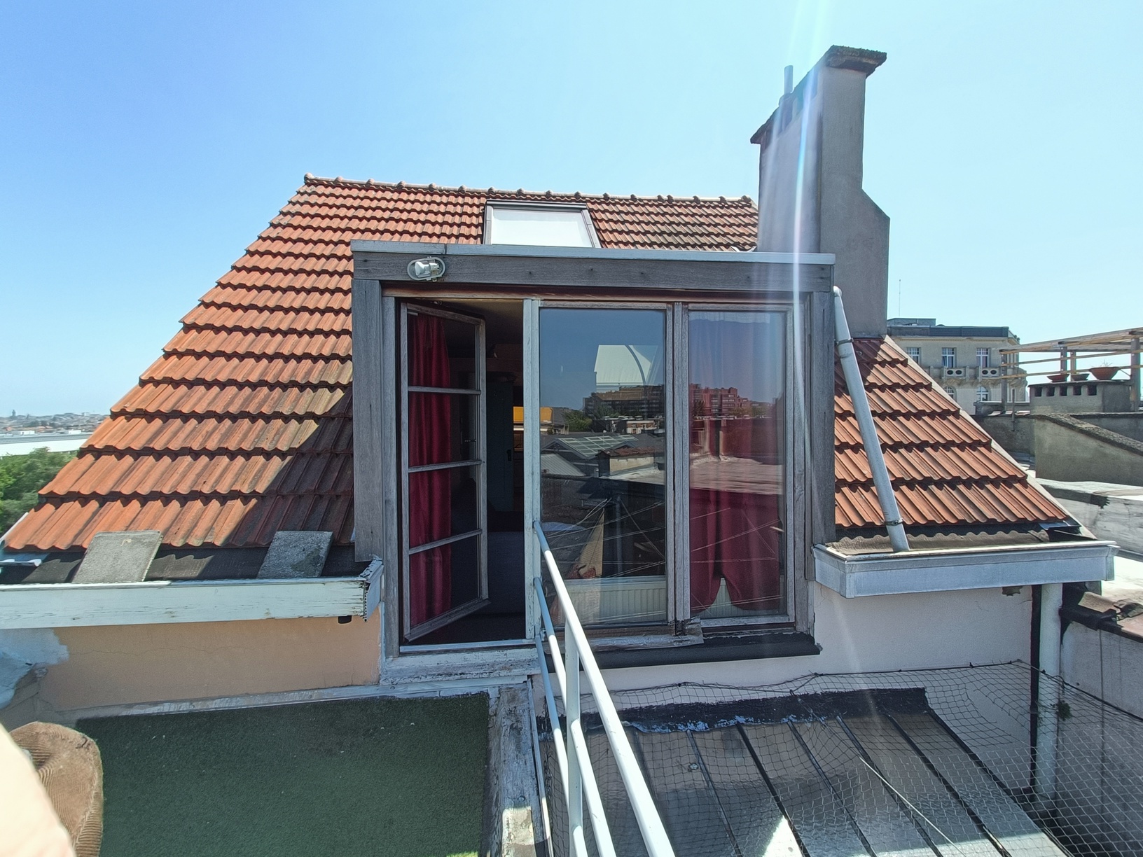 Vue de la lucarne de l'immeuble à Molenbeek-Saint-Jean - régularisation simplifiée à Bruxelles par VMAR Architectes.