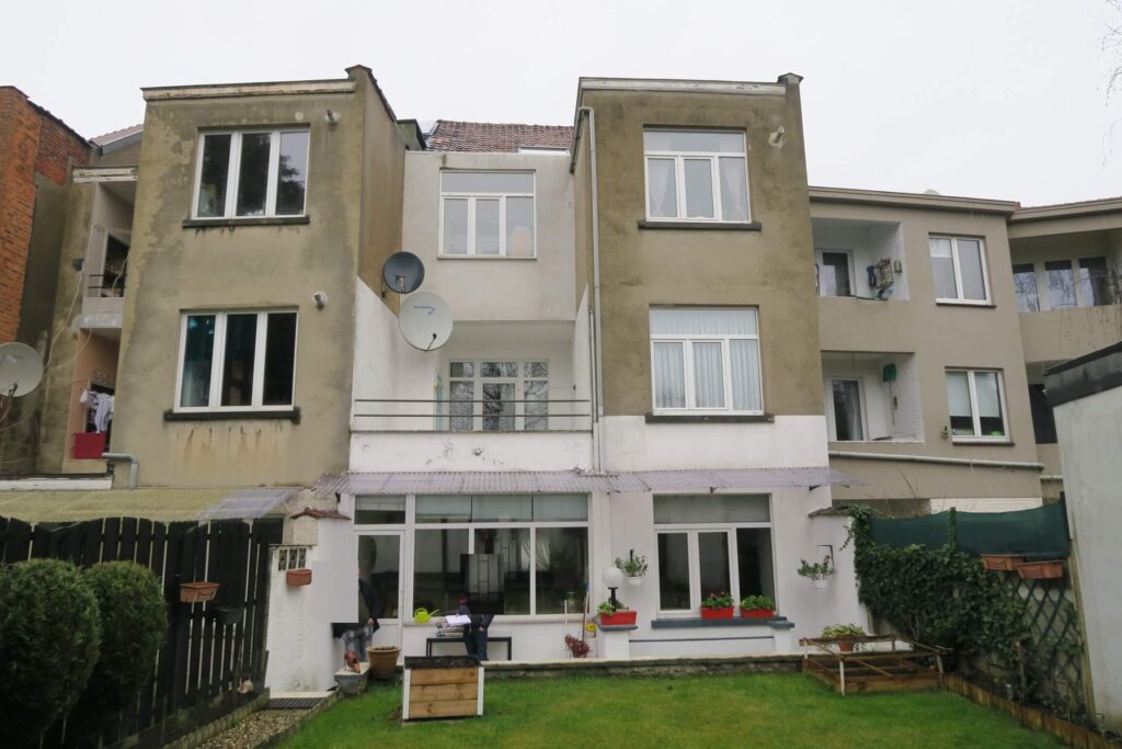 photo d’une annexe irrégulière située en façade avec jardin et terrasse semi enterrée