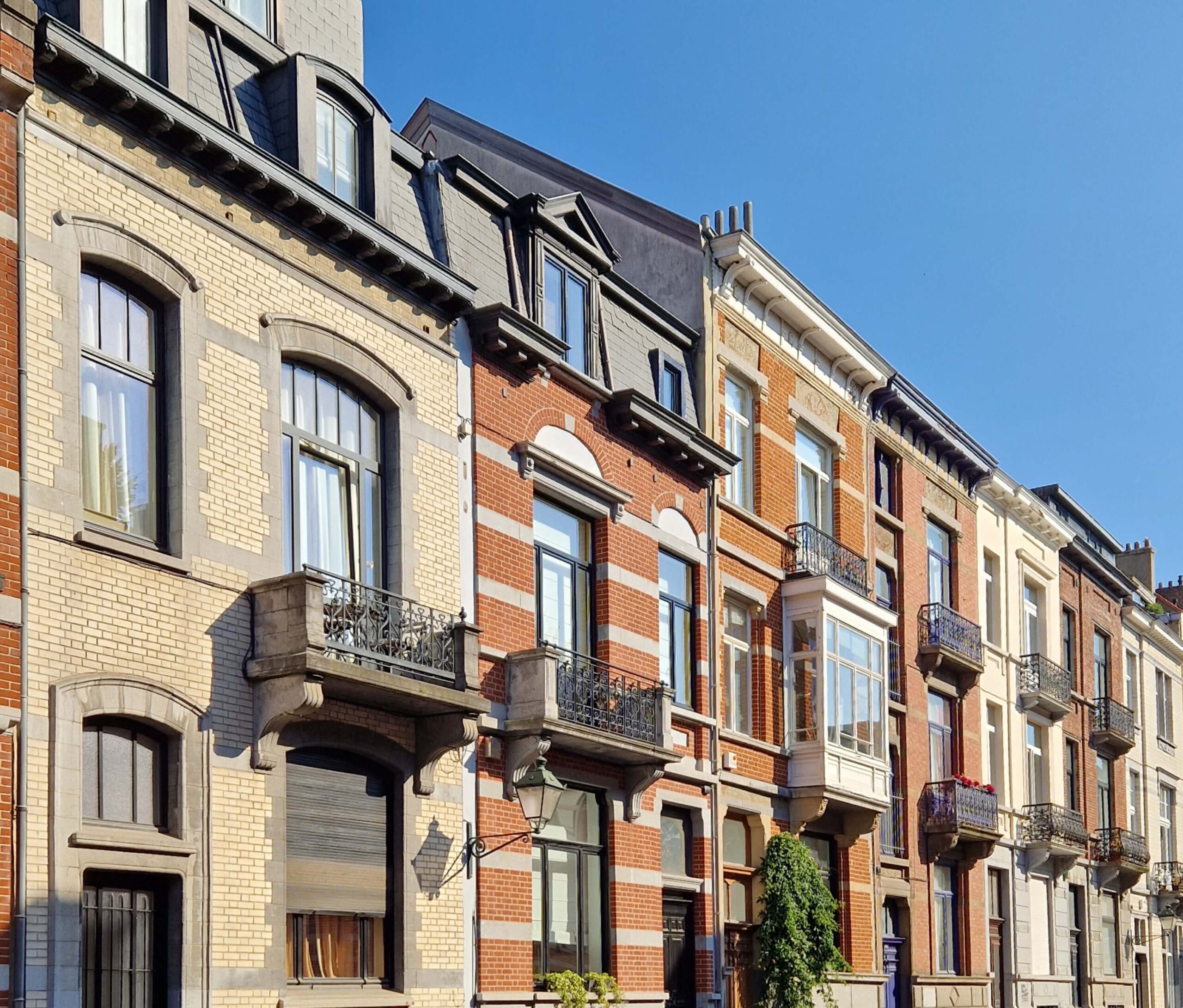 enfilade de maisons avec un style typique de l'architecture de bruxelles