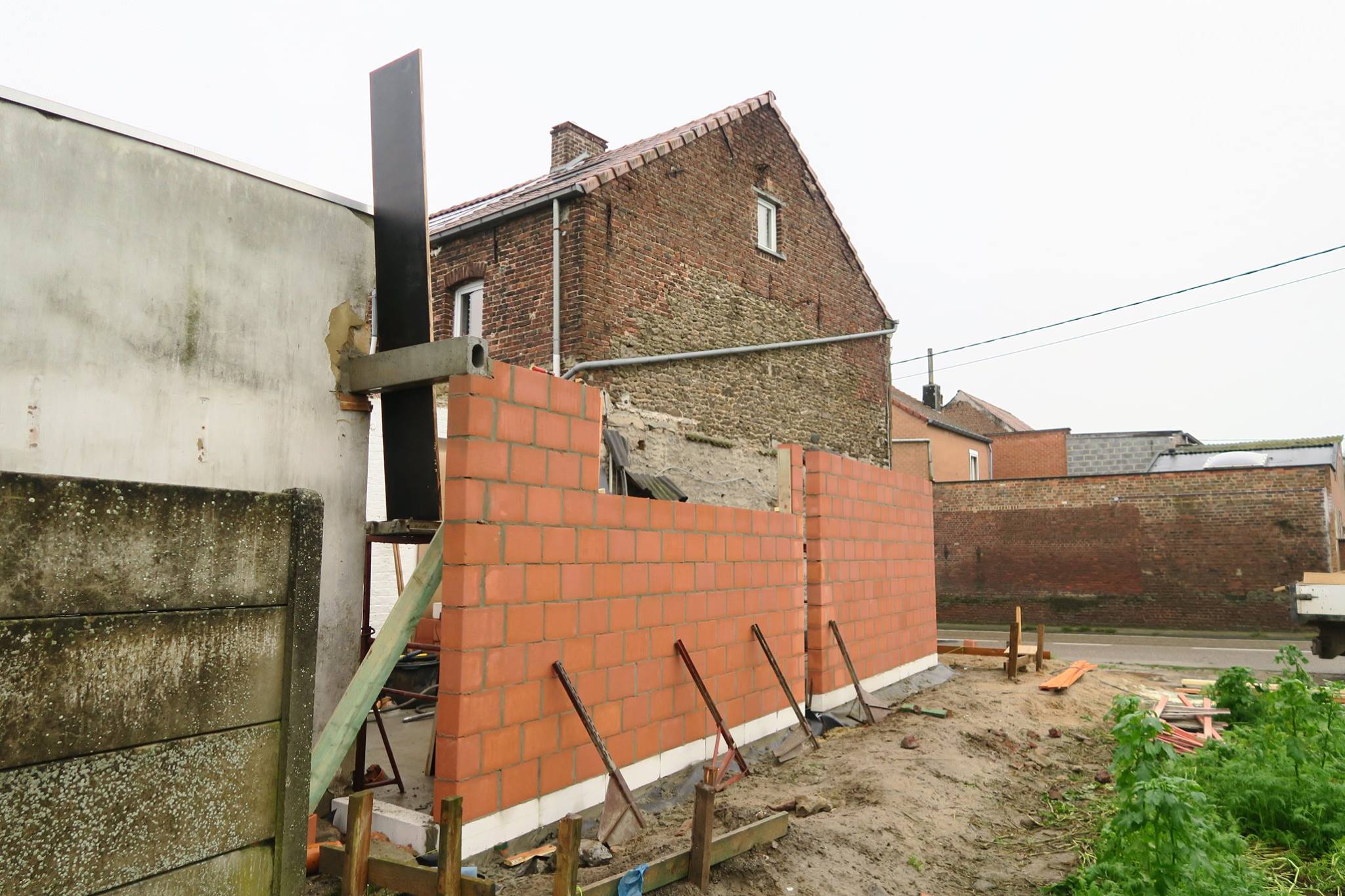 Travaux de construction d'une annexe en infraction urbanistique à régulariser. Chantier mis en conformité par VMAR, architecte régularisation à Bruxelles.