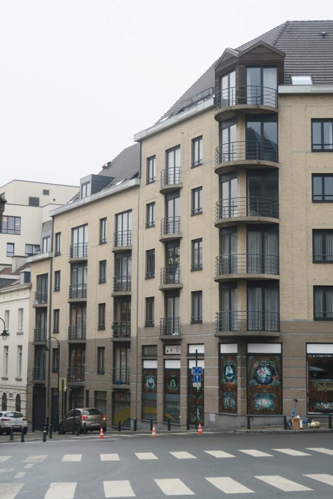 façade avant d’un immeuble résidentiel de 4 étages situé à Bruxelles-ville