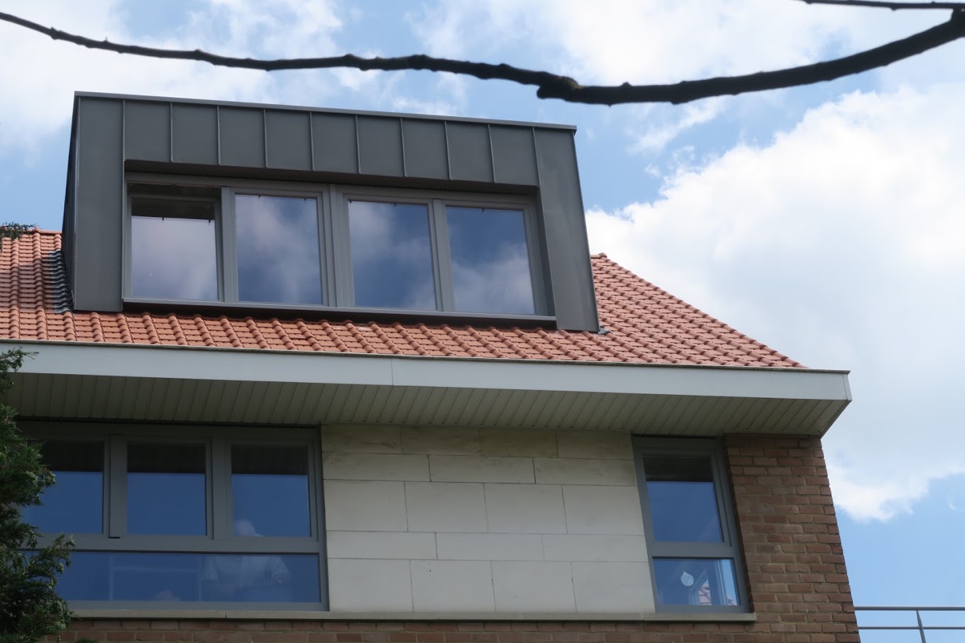 Travaux de construction d'une lucarne en façade avant d'un immeuble à Uccle sans demande de permis. Mise en conformité par VMAR, architecte régularisation à Bruxelles.