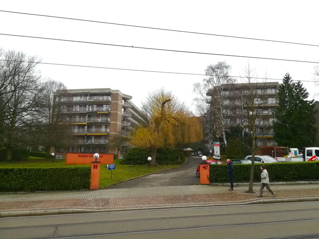 vue d’un immeuble de logements à régulariser avec façades en briques rouges situé à uccle