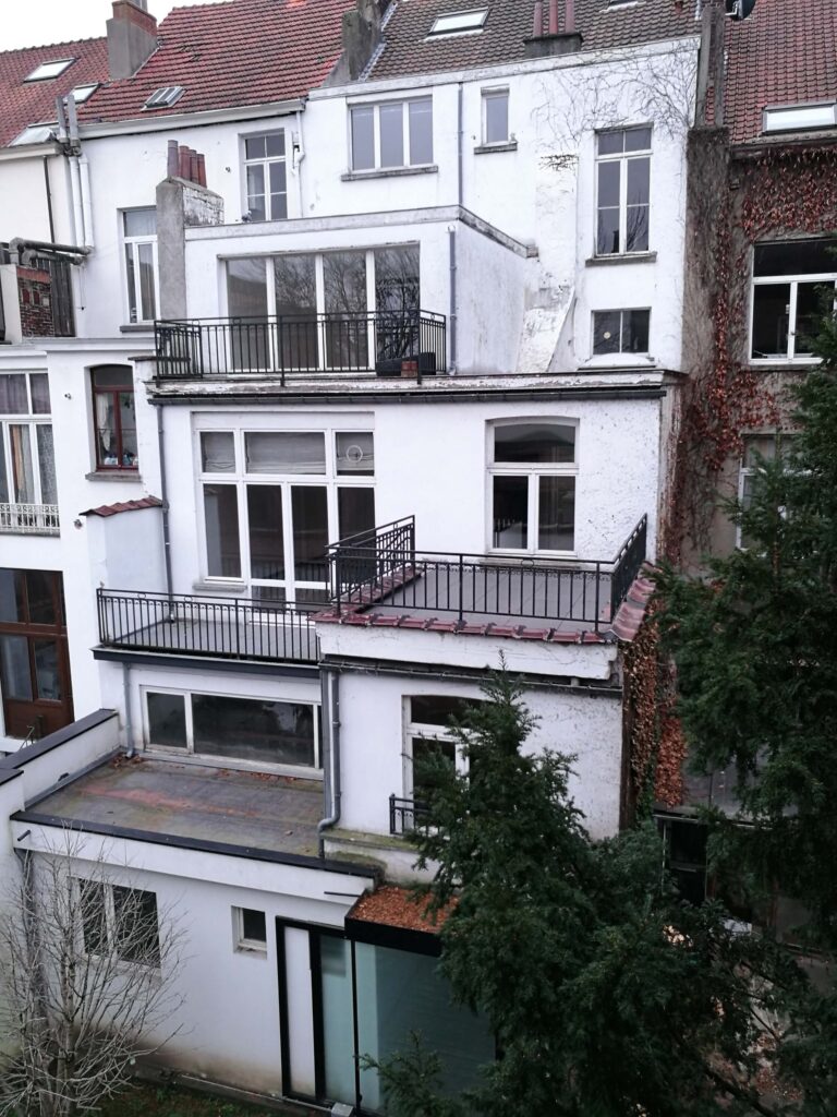 façade arrière d’un immeuble avec toitures aménagées en terrasse et installation de garde-corps